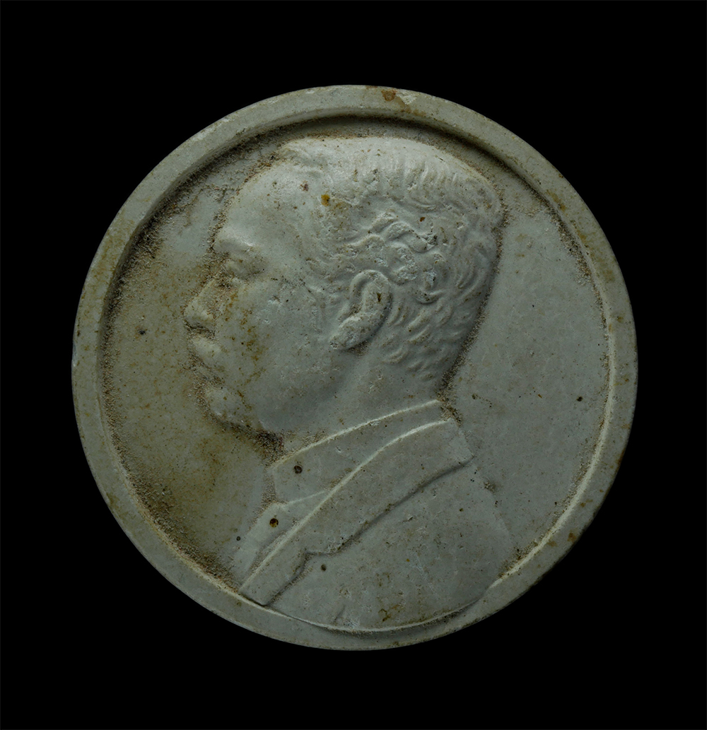 23Jul24 (25)p.jpg - พระบรมสาทิสลักษณ์เนื้อผงจันทร์ลอย รัชกาลที่ 5 ที่ระลึกในการบูรณะปลียอดทองคำ พระบรมธาตุเจดีย์ จ.นครศรีธรรมราช สร้างปี 2537 | https://kamulet.in.th